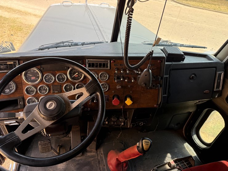 2000-peterbilt-379-image-21