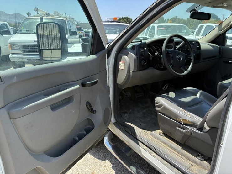 2011-chevrolet-2500-image-13