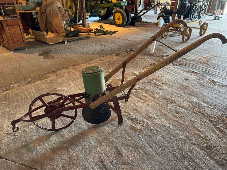 john-deere-walking-planter-image-6