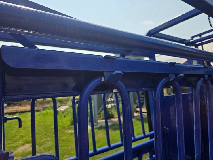 spanier-welding-deluxe-cattle-chute.-per-seller:-this-chute-is-approximately-5-years-old-and-is-in-g-image-30