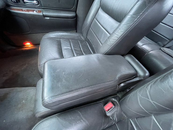 #2955-•-2001-lincoln-town-car-signature-collection-sedan-(has-wi-title)-image-46