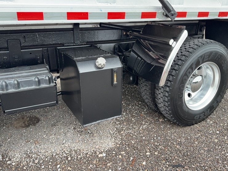 2013-ford-f750-image-11