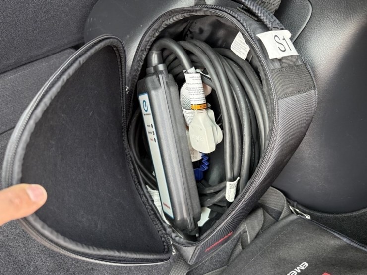 2015-nissan-leaf-electric-sedan-image-16