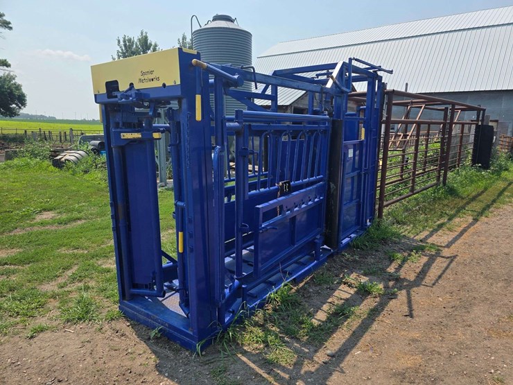 spanier-welding-deluxe-cattle-chute.-per-seller:-this-chute-is-approximately-5-years-old-and-is-in-g-image-3
