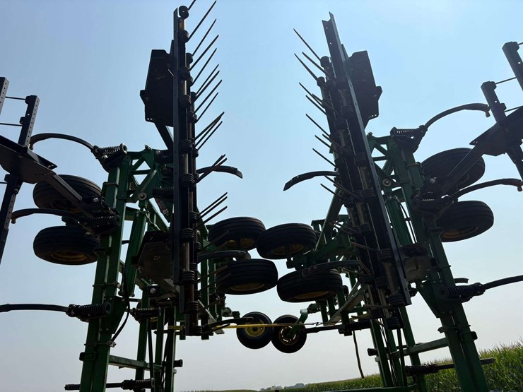 2014-john-deere-2410-image-32