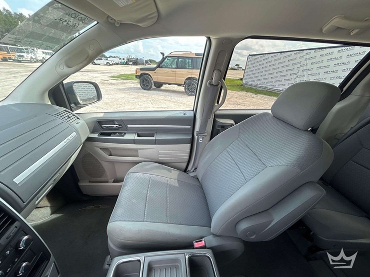 2010-dodge-grand-caravan-image-22
