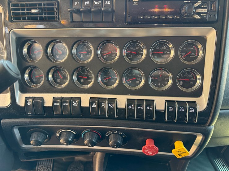 2020-kenworth-t800-image-27