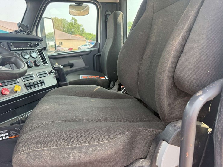 2024-freightliner-semi,-cummins-x15-engine,-420,478-miles,-10-speed,-full-locking-rear-ends,-tri-axl-image-31