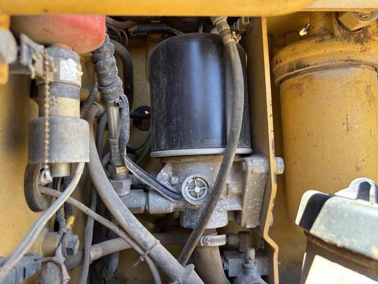 2005-caterpillar-143h-image-68