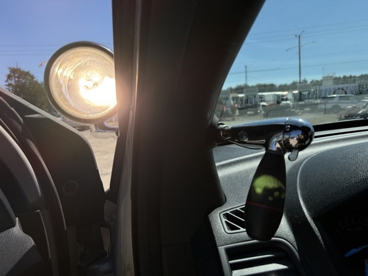 2017-ford-explorer-image-27