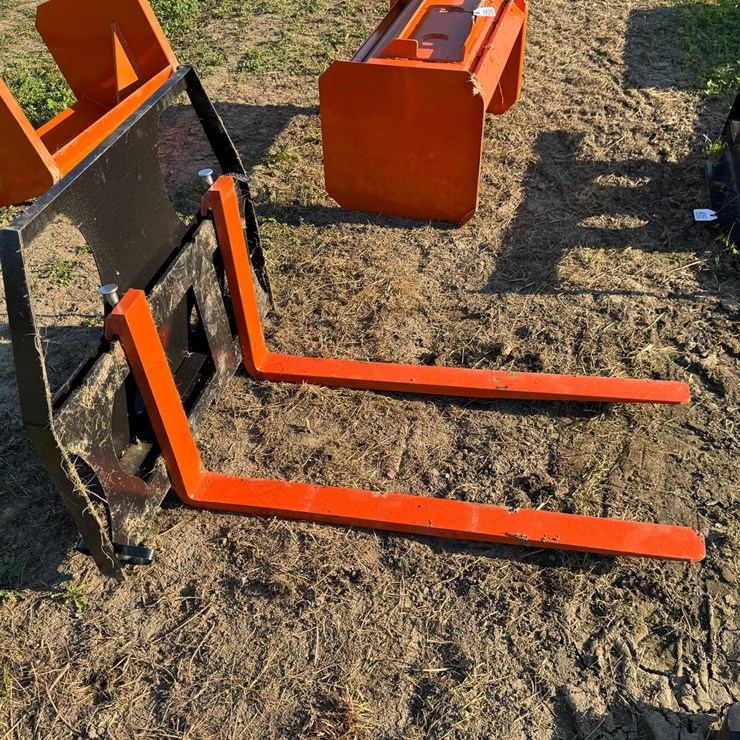 #4051 • Mini Skid Steer Pallet For Frame With 36 Inch Forks