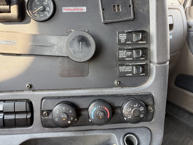 2016-freightliner-cascadia-t/a-sleeper-truck-image-32