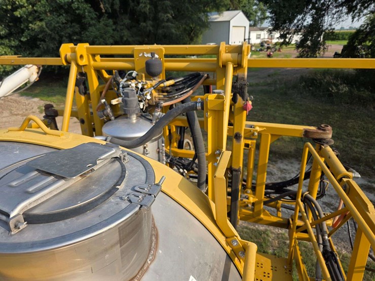rogator-1074-self-propelled-sprayer,-100'-booms,-currently-winterized,-320/90r50-tires,-rears-with-d-image-52