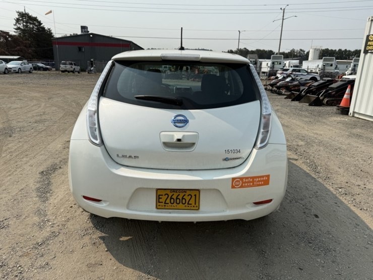 2015-nissan-leaf-electric-sedan-image-5