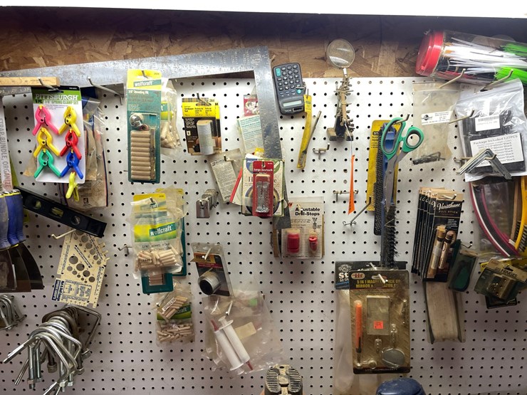 #7125-•-contents-of-pegboard-image-5