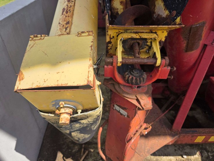 new-holland-352-image-21