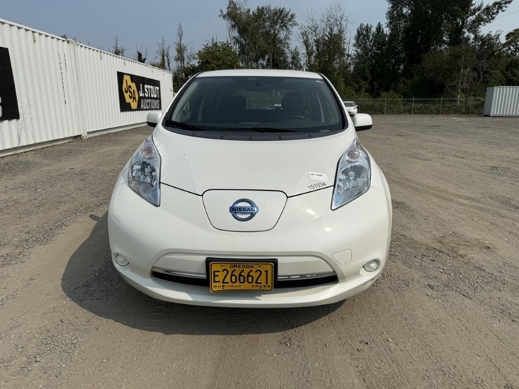 2015-nissan-leaf-electric-sedan-image-8