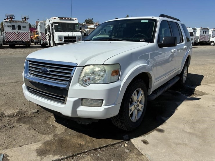 2010-ford-explorer-image-1
