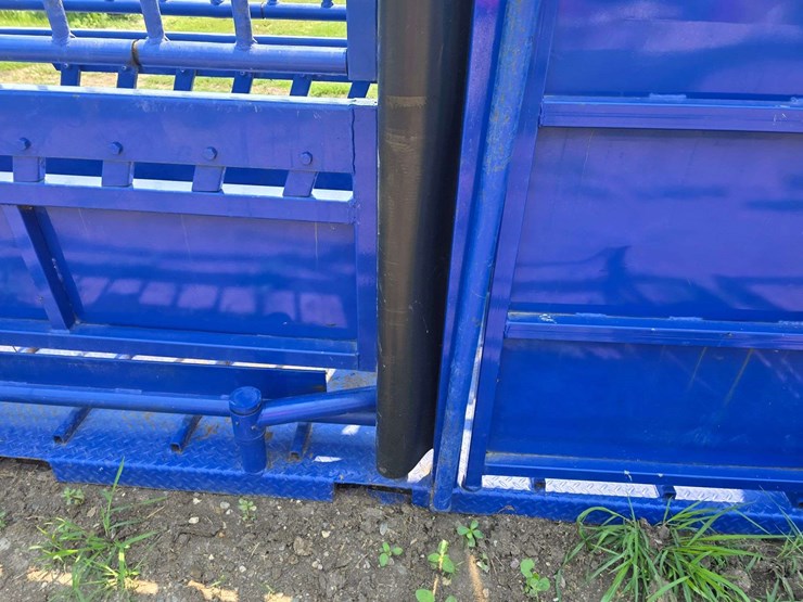spanier-welding-deluxe-cattle-chute.-per-seller:-this-chute-is-approximately-5-years-old-and-is-in-g-image-33