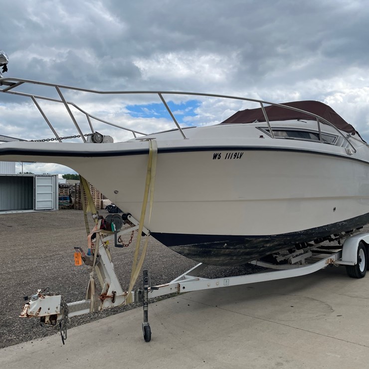 #2798 • 1999 Chaparral Signature 27 Cabin Cruiser Boat