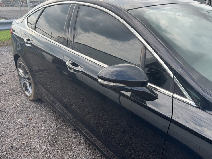 #3014-•-2016-ford-fusion-car-image-7