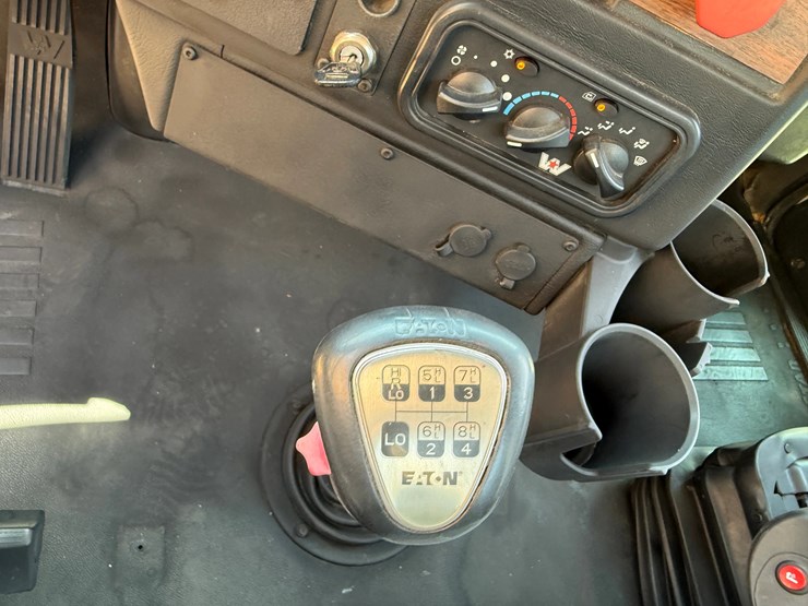 2017-western-star-4900fa-image-17