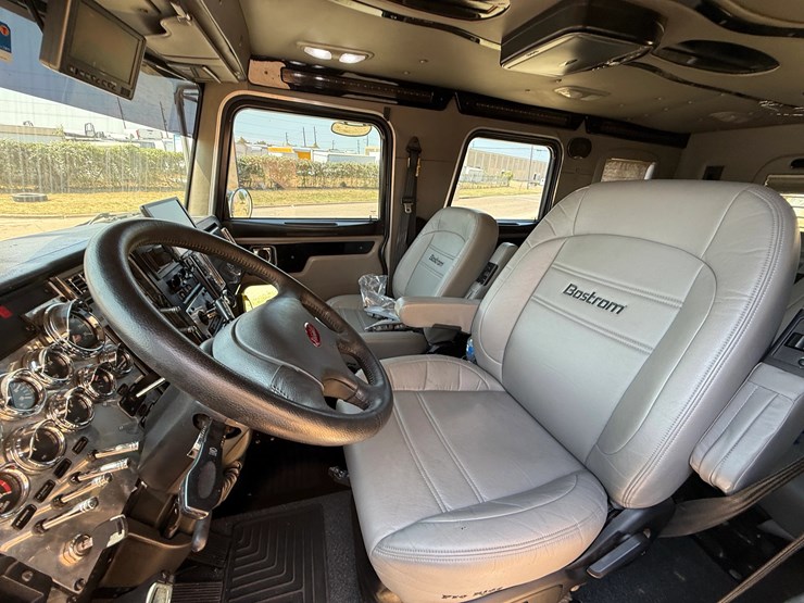 2007-peterbilt-335-image-17