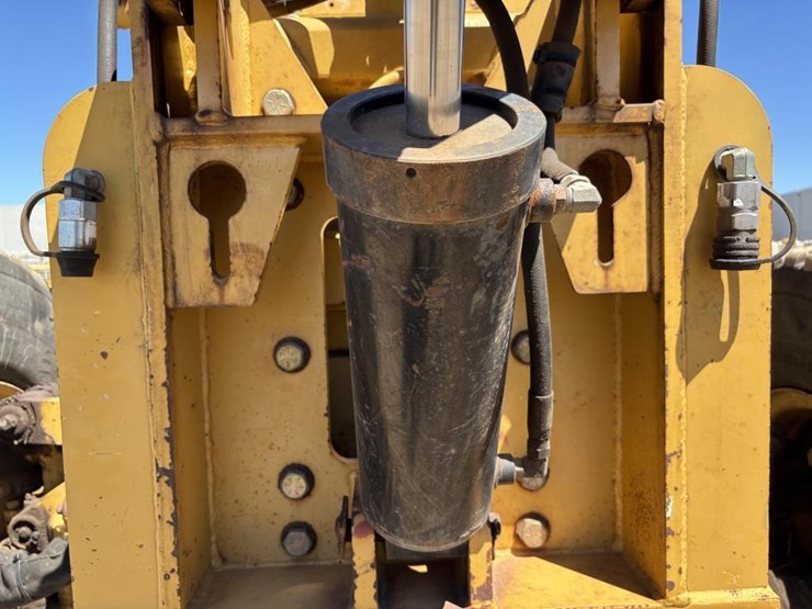 2005-caterpillar-143h-image-19