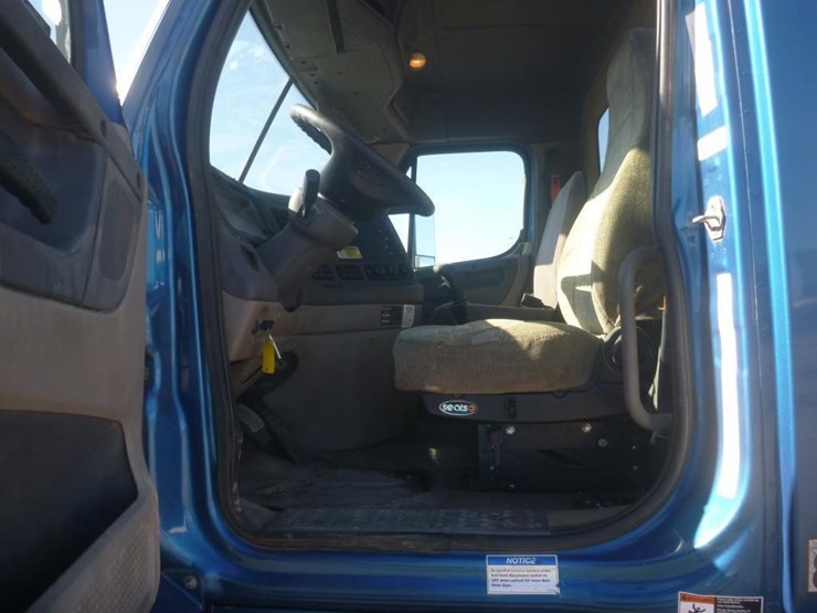 2012-freightliner-cascadia-113-image-12