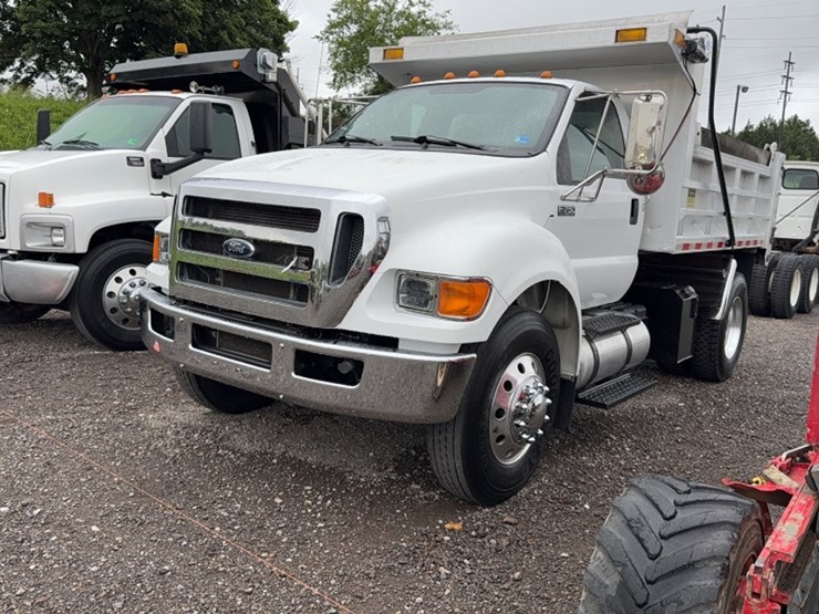 2013-ford-f750-image-1