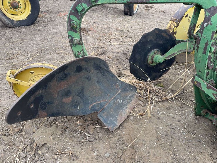john-deere-pull-type-two-bottom-plow-image-13