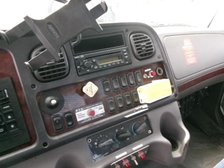 2010-freightliner-business-class-m2-112-image-17