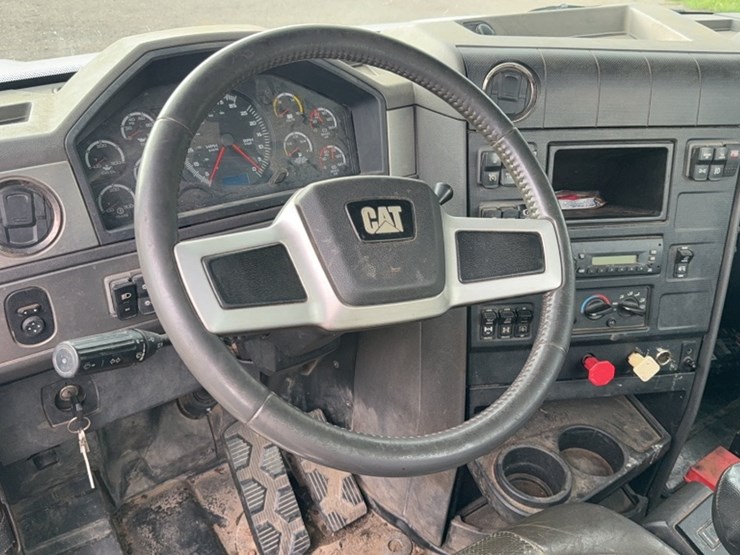 2013-caterpillar-ct660-image-17