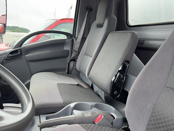 2011-isuzu-npr-image-19