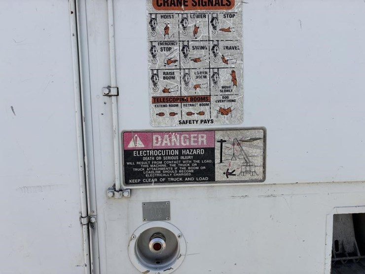 2000-freightliner-fl80-image-23
