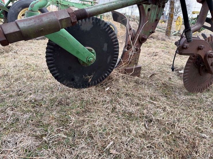 john-deere-pull-type-four-bottom-plow-image-17