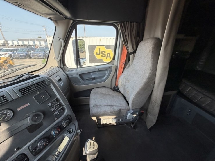 2016-freightliner-cascadia-t/a-sleeper-truck-image-36