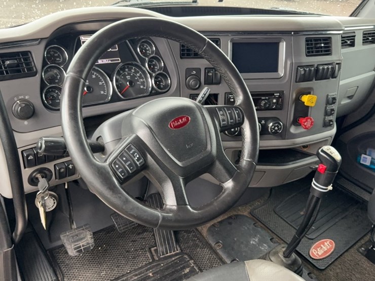 2016-peterbilt-579-image-17