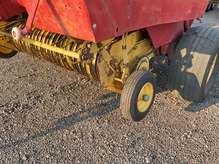 new-holland-660-image-8