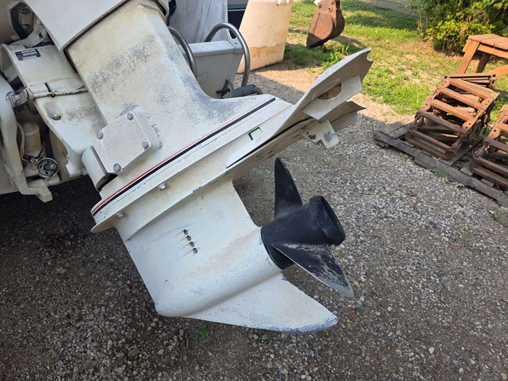 1990-crestliner-phantom-18’-boat-with-120hp-2-stroke-johnson-outboard-motor-and-15hp-johnson-kicker-image-22