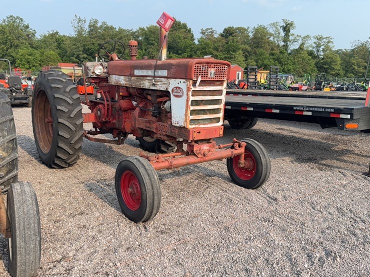 #3047-•-mccormick-farmall-560-tractor-image-3