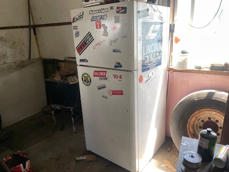 #4711-•-frigidaire-fridge-and-freezer-image-1