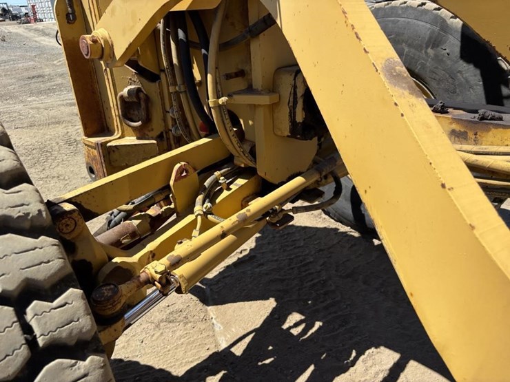 2005-caterpillar-143h-image-16