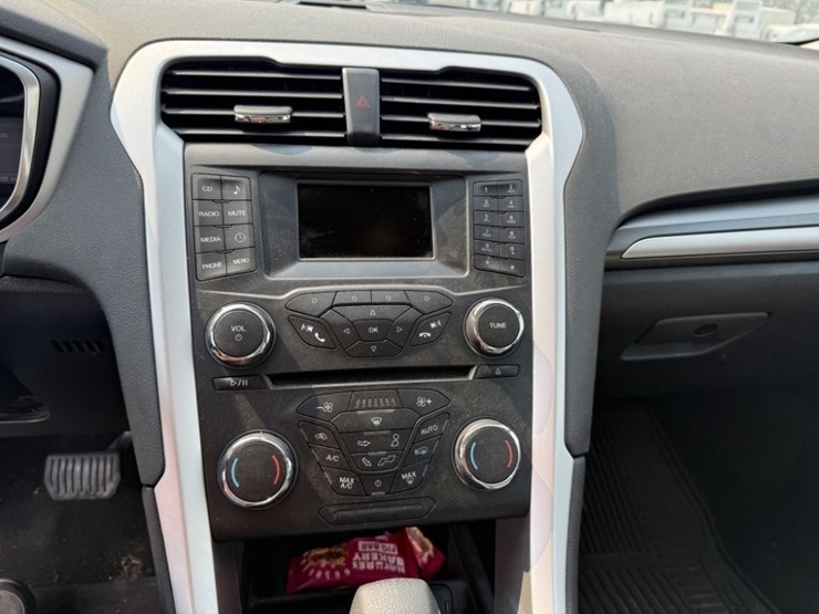 2015-ford-fusion-hybrid-sedan-image-23