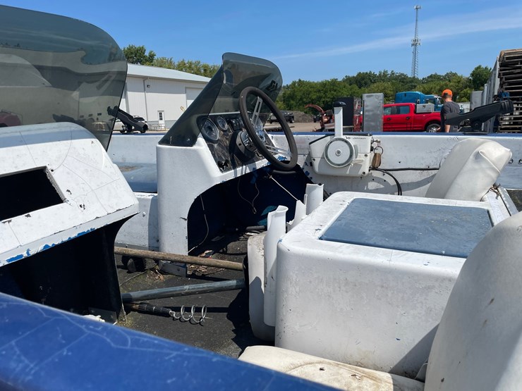 #2398-•-1998-crestliner-boat-with-trailer-(title-in-delay)-image-18