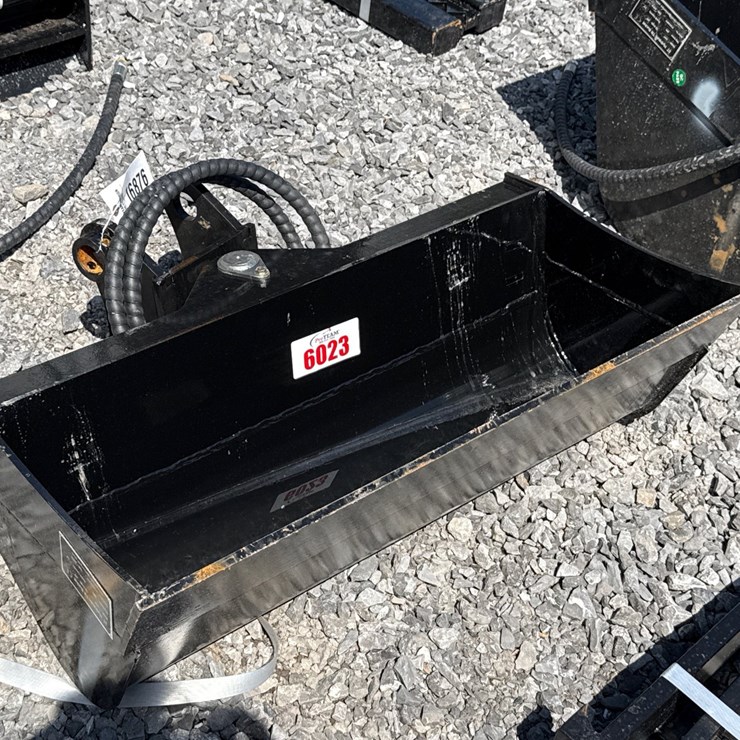 #6023 • 32" EXCAVATOR HYD TILT BUCKET