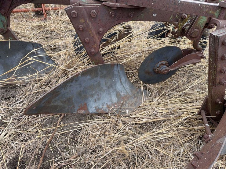 john-deere-pull-type-three-bottom-plow.-image-15
