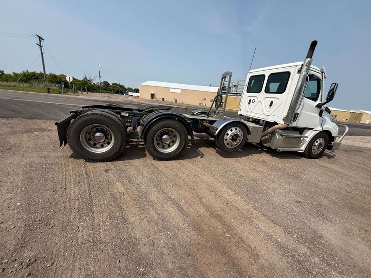 2024-freightliner-semi,-cummins-x15-engine,-420,478-miles,-10-speed,-full-locking-rear-ends,-tri-axl-image-11