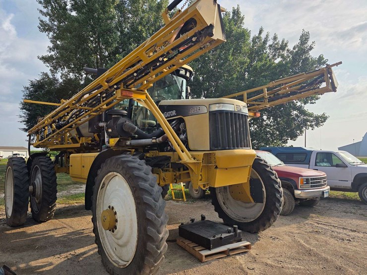 rogator-1074-self-propelled-sprayer,-100'-booms,-currently-winterized,-320/90r50-tires,-rears-with-d-image-2