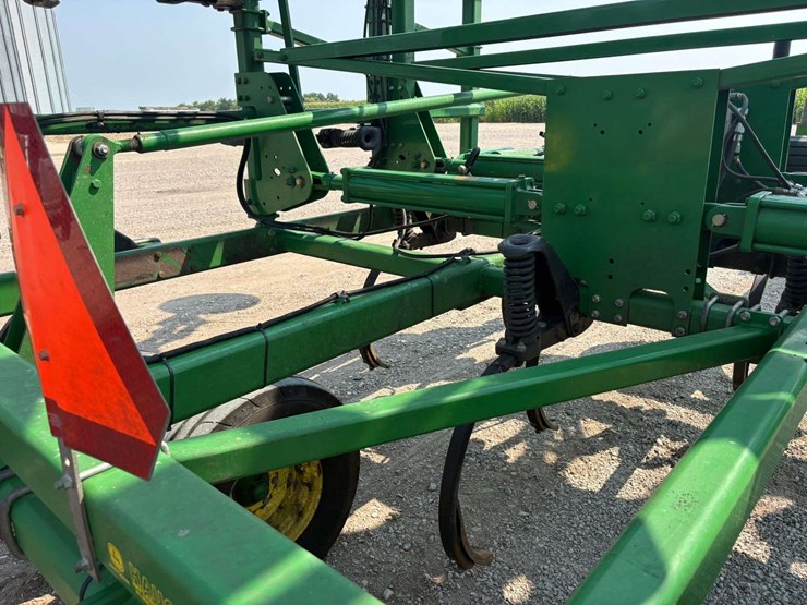 2014-john-deere-2410-image-36